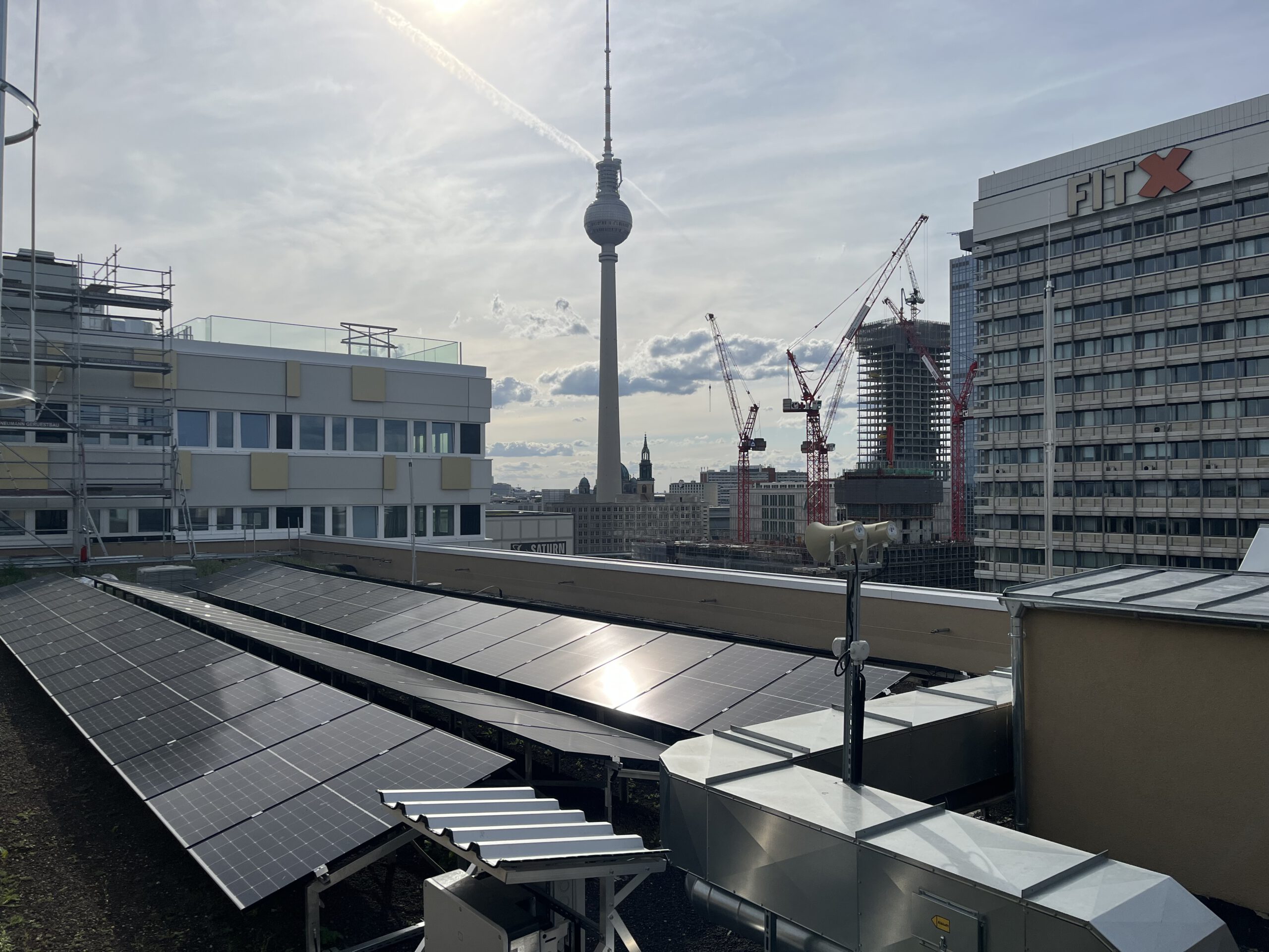 Photovoltaik Mehrfamilienhaus – Solaranlage auf Dach senkt Energiekosten und erfüllt PV-Pflicht