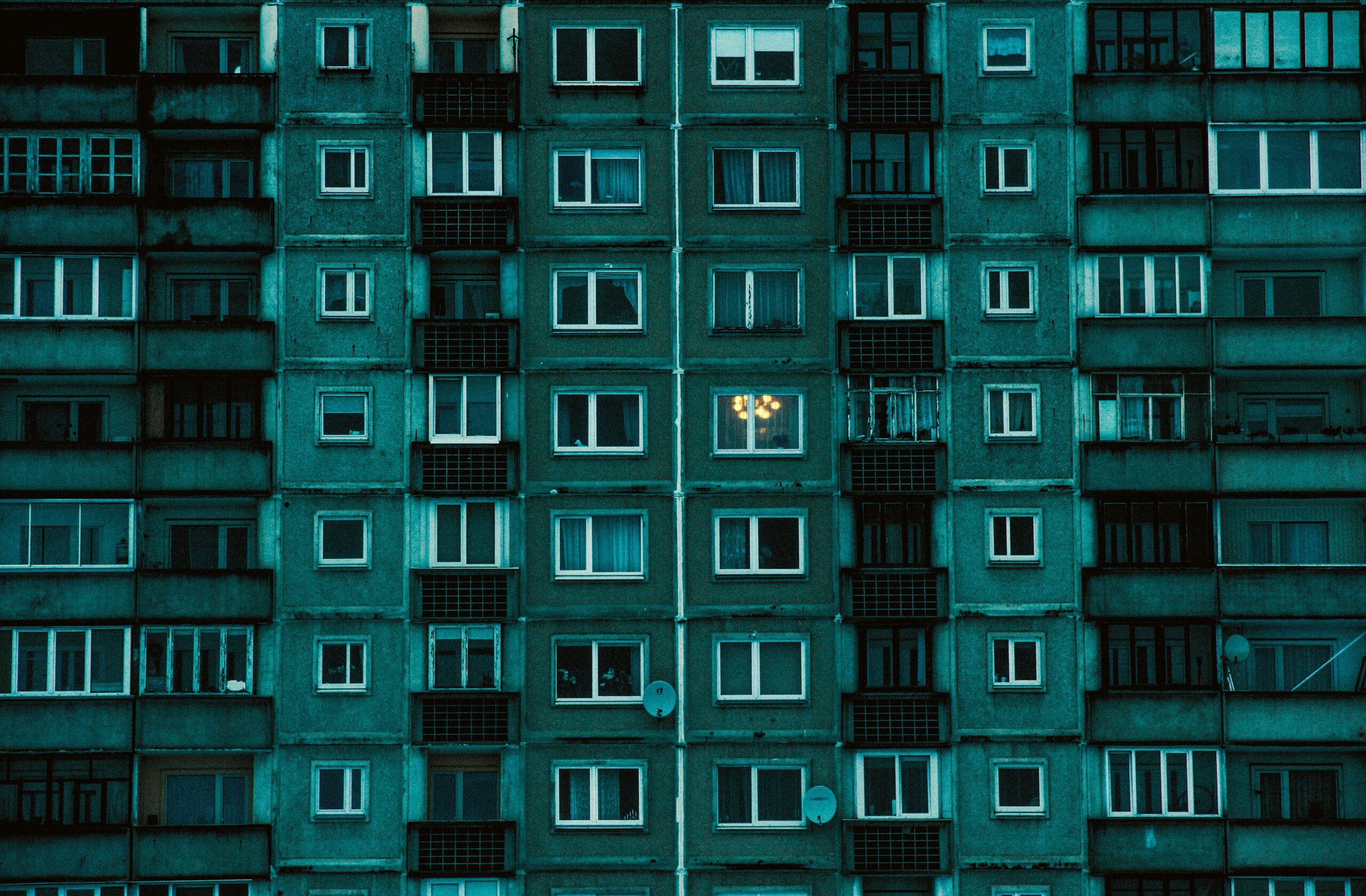 Altes Mehrfamilienhaus mit hohem Energieverbrauch – Beispiel für Sanierungsbedarf und Potenzial zur energetischen Modernisierung