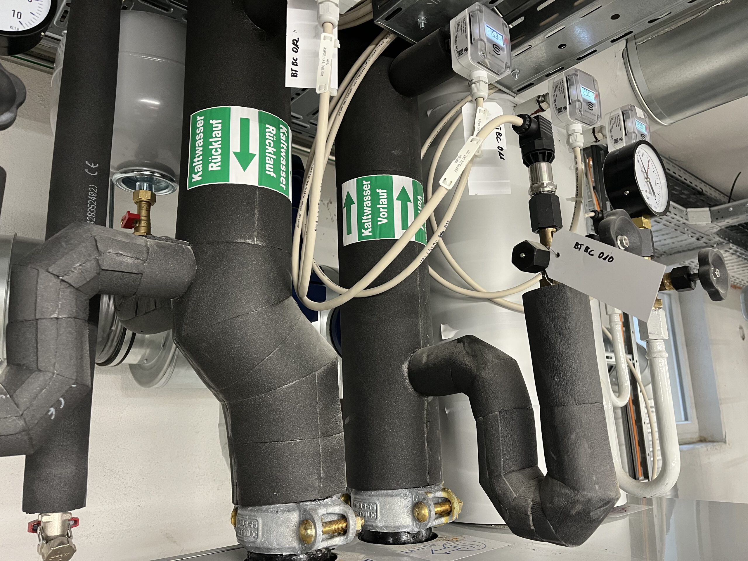 Übergabestation für Fernwärme im Mehrfamilienhaus – geringe Investition, hohe laufende Kosten