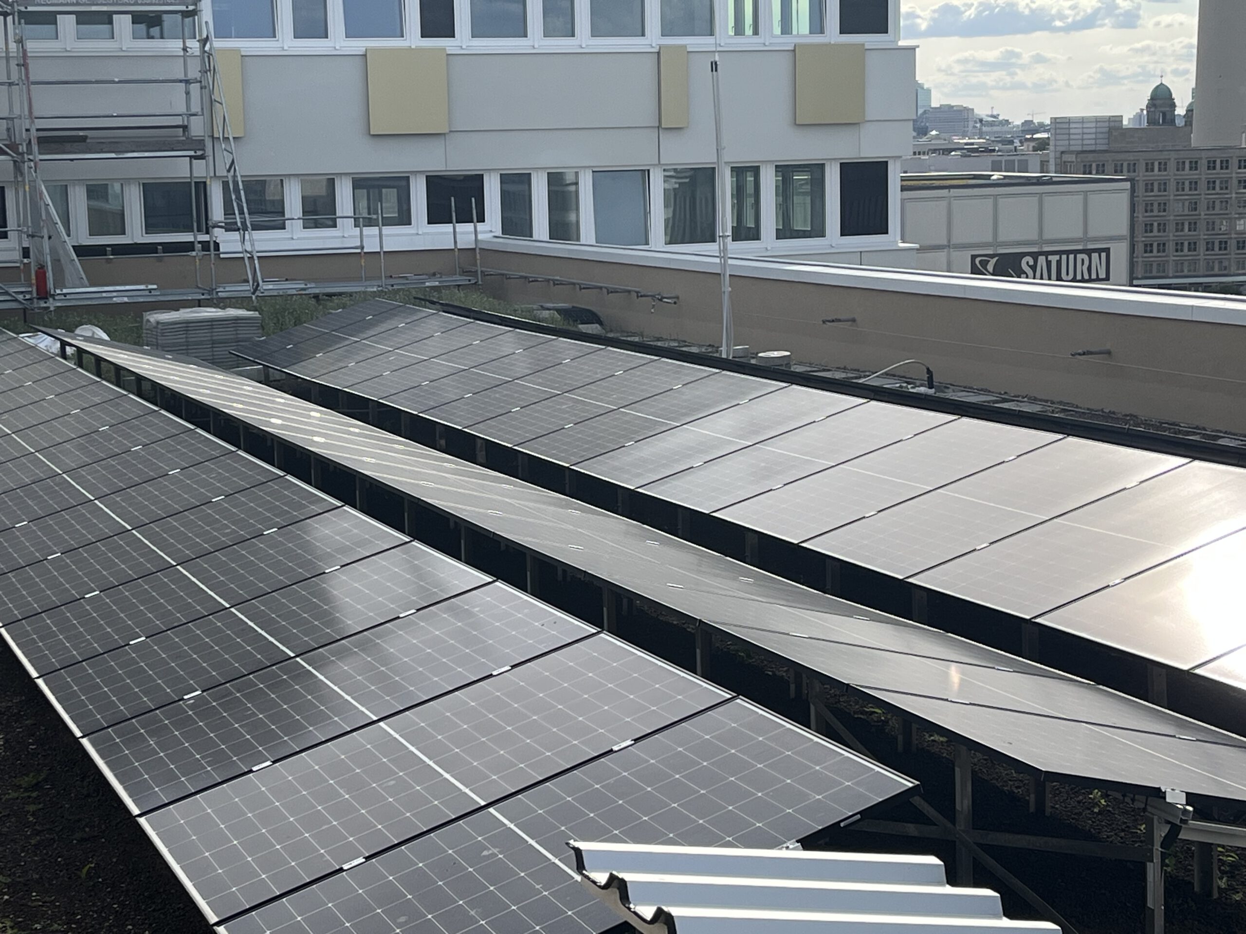 Photovoltaik-Anlage auf einem denkmalgeschützten Mehrfamilienhaus