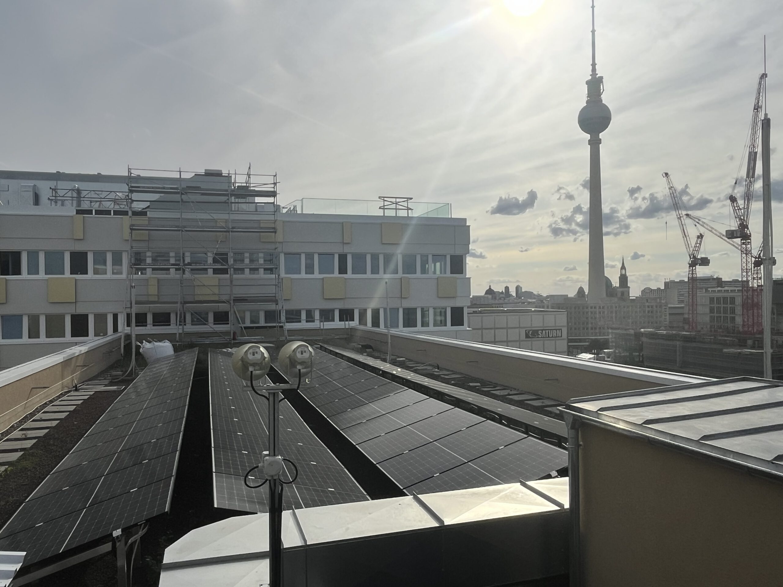 Photovoltaik auf einem Mehrfamilienhaus in der Stadt als wirtschaftliche Investition für Eigentümer